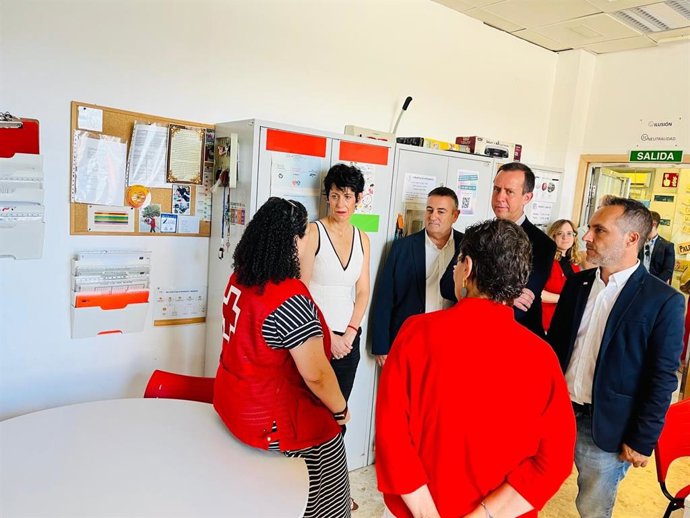 La ministra de Inclusión, Elma Saiz, visita el centro de atención de emergencia de Cruz Roja en Almería.