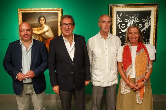 Autoridades en la inauguración de la muestra.