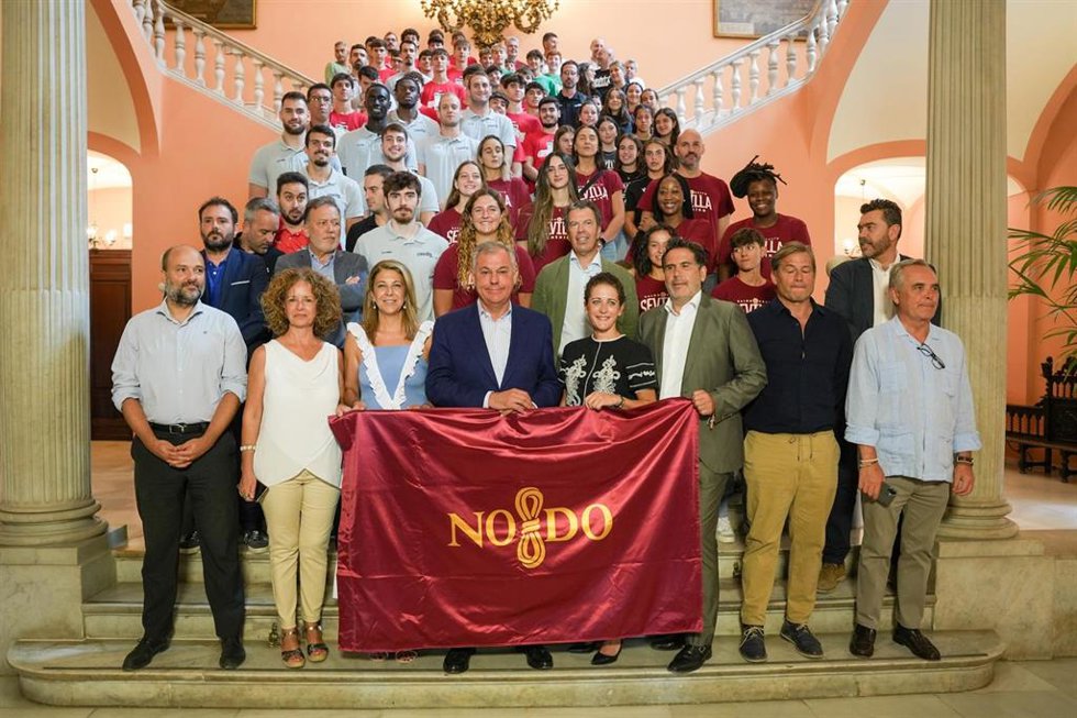 Foto de familia tras la presentación de la iniciativa 'Baloncesto Sevilla 360', en la Casa Consistorial.