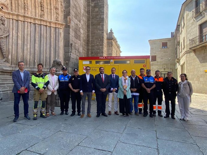 El alcalde de Ávila, Jesús Manuel Sánchez Cabrera, visita el Puesto de Mando Avanzado (PMA), situado en la plaza de la Catedral, junto al subdelegado del Gobierno en Ávila, Fernando Galeano, de cara a las Jornadas Medievales de Ávila
