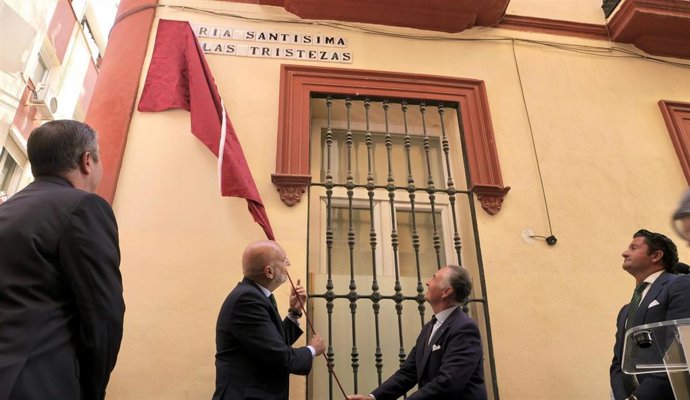 Ales preside la inauguración de una calle rotulada como Virgen de las Tristezas, Titular de la hermandad del Lunes Santo Vera Cruz.