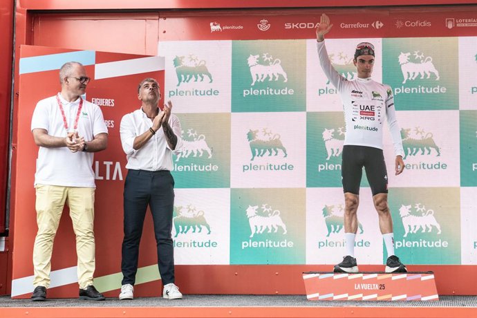 O ciclista Juan Ayuso, após o contrarrelógio por equipe, durante a Vuelta 2025, ao passar por Figueres, em 27 de agosto de 2025, em Figueres, Girona, Catalunha (Espanha). A Vuelta Ciclista a España comemora seu 90º aniversário em sua 80ª edição, visitando