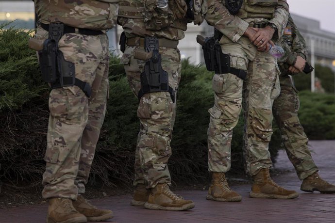 27 de agosto de 2025, Washington, Distrito de Columbia, Estados Unidos: Tropas da Guarda Nacional com armas de fogo ficam perto da Union Station, enquanto o governo Trump assume o controle federal do centro histórico de trânsito, citando a necessidade de 