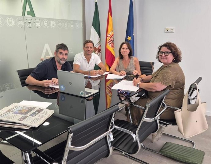 Reunión en la sede del Consorcio de Transporte Metropolitano de Almería para coordinar los servicios directos de autobús al campus universitario.