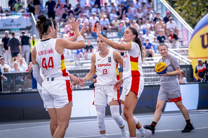 Archivo - Las jugadoras de la selección femenina celebran una canasta en cuartos de final del Europeo 3x3