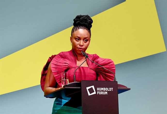 Archivo - 22 September 2021, Berlin: Nigerian writer Chimamanda Ngozi Adichie, speaks during the opening ceremony of the exhibitions of the Ethnological Museum, the Museum of Asian Art of the National Museums in Berlin/Prussian Cultural Heritage Foundatio