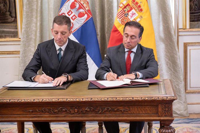 El ministro de Asuntos Exteriores, Unión Europea y Cooperación, José Manuel Albares, firma un acuerdo con su homólogo de Serbia, Marco Djuric, durante su encuentro en Madrid