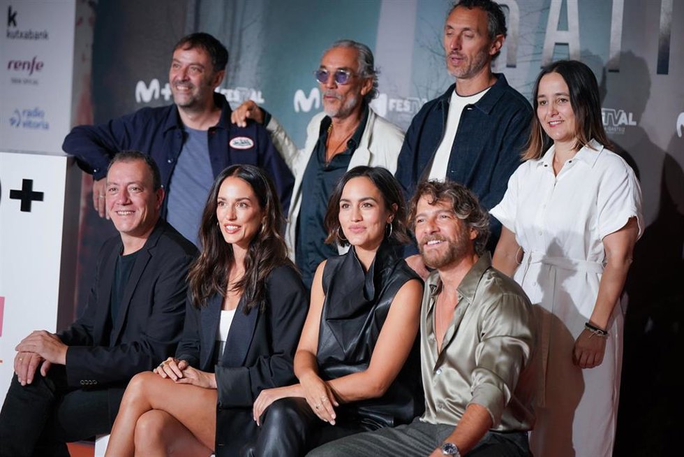 (I-D) En la fila de abajo, los actores actor Roger Casamajor, Silvia Alonso, Megan Montaner y Félix Gómez, posan en la alfombra naranja de la XVII edición del FesTVal de Vitoria, en el Palacio de Congresos Europa, a 4 de septiembre de 2025, en Vitoria-