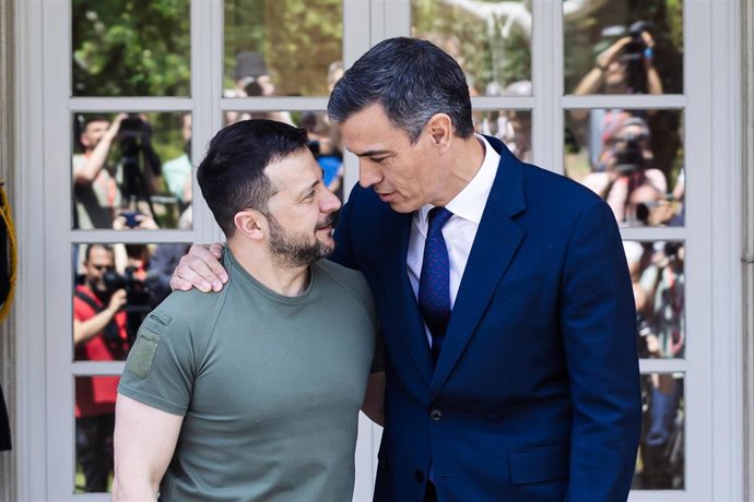 Archivo - El presidente de Ucrania, Volodimir Zelenski (i) y el presidente del Gobierno, Pedro Sánchez (d), se saludan a su llegada a un encuentro en el Palacio de La Moncloa, a 27 de mayo de 2024