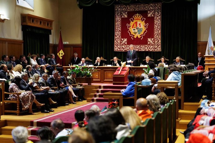 El presidente de la Xunta, Alfonso Rueda, junto con los rectores de las universidades de Santiago, Antonio López; A Coruña, Ricardo Cao; y Vigo, Manuel Reigosa, en la inauguración del curso 2025/26 en Galicia.