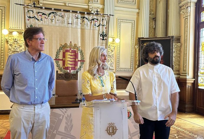 Archivo - El presidente de la FMC, José Ignacio de Uribe; la concejala de Educación y Cultura, Irene Carvajal, y el designado nuevo director del Teatro Calderón, Chema Esbec Rodríguez, en la rueda de prensa tras el Consejo Rector.