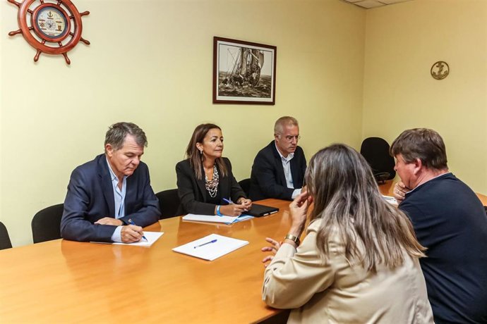 Reunión de la conselleira do Mar, Marta Villaverde, con responsables de la Cofradia de Pescadores de Ribeira (A Coruña), a 4 de septiembre de 2025.