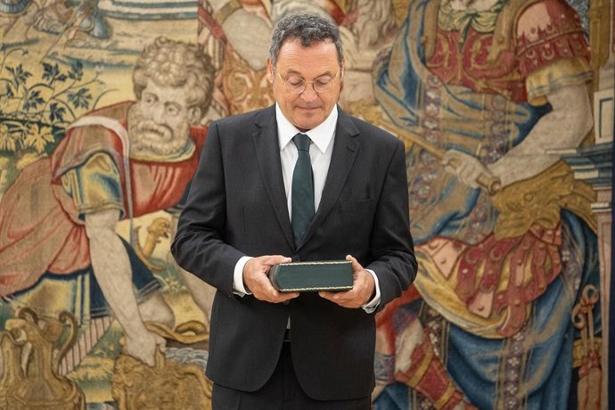 El fiscal general del Estado, Álvaro García Ortiz, con la Memoria de la Fiscalía en el Palacio de la Zarzuela el pasado 3 de septiembre.