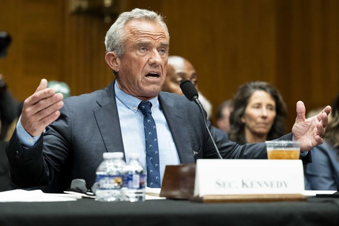 Archivo - May 14, 2025, Washington, District Of Columbia, USA: ROBERT F. KENNEDY JR., Secretary of Health and Human Services, speaking at a hearing of the Senate Health, Education, Labor, and Pensions Committee at the U.S. Capitol in Washington, D.C.