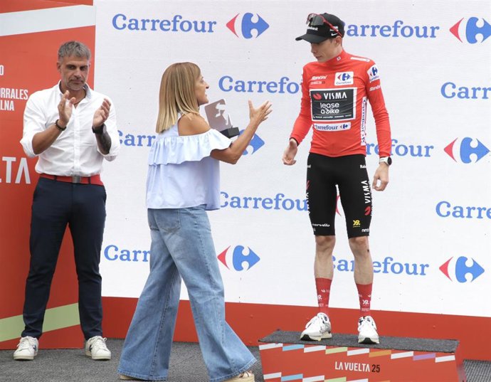 La presidenta de Cantabria, María José Sáenz de Buruaga, entrega a Vingegaard el premio al líder de La Vuelta tras la etapa disputada en Cantabria