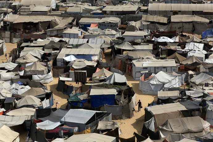 02 September 2025, Palestinian Territories, Khan Yunis: A general view of overcrowding tents of displaced people after the displacement of Palestinians from Gaza City to the Mawasi area west of Khan Yunis in the southern Gaza Strip, following Israeli mili