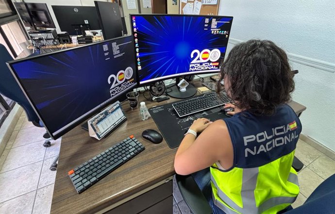 Una agente de la Policía Nacional.