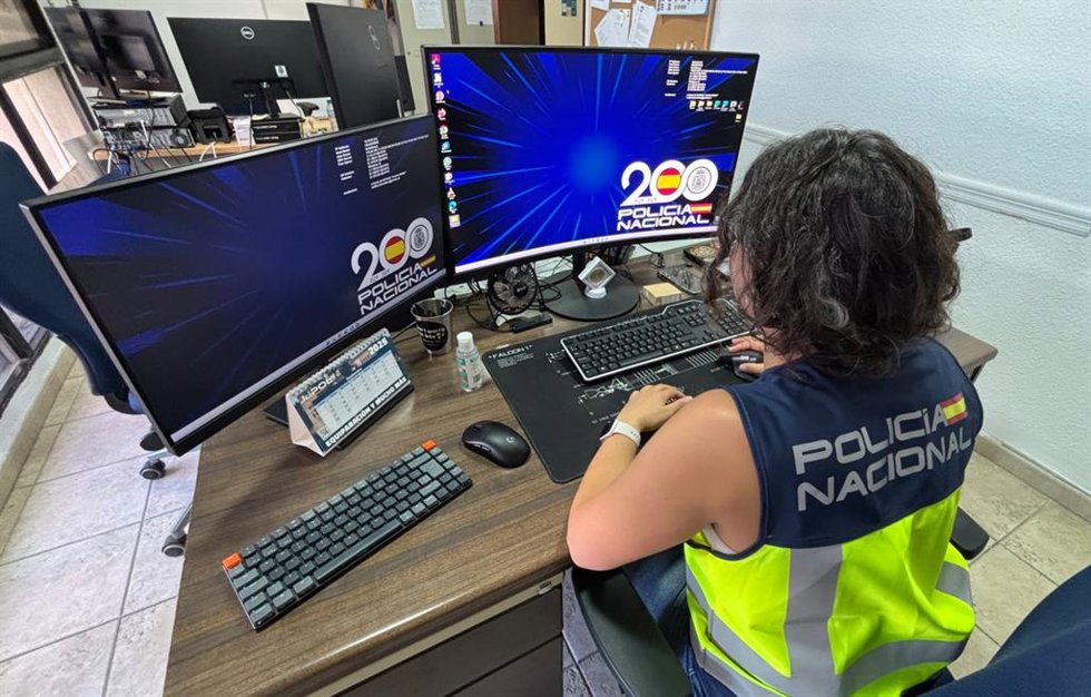 Una agente de la Policía Nacional.