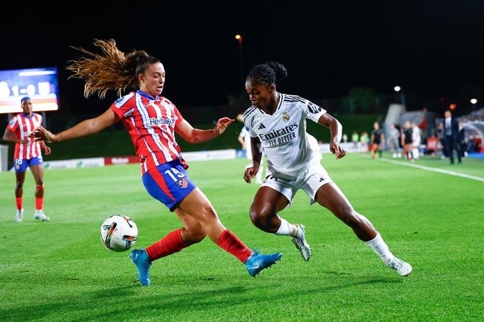 Archivo - Linda Caicedo of Real Madrid and Silvia Lloris of Atletico Madrid in action during the Spanish Women League, Liga F, football match played between Real Madrid and Atletico de Madrid at Alfredo Di Stefano stadium on October 13, 2024, in Valdebeba