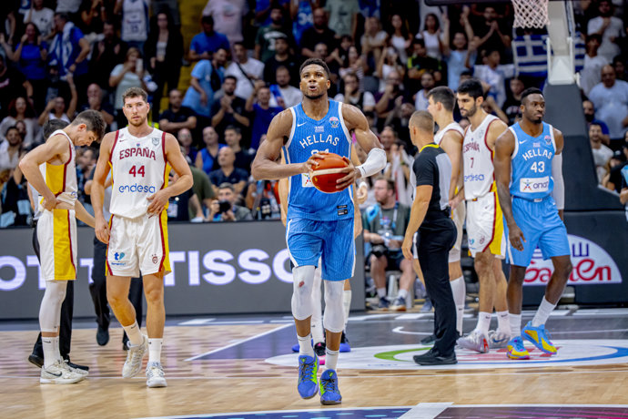 Giannis Antetokounmpo tras el final del partido entre España y Grecia del Eurobasket 2025