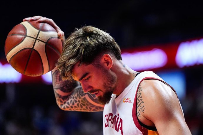 Juancho Hernangomez, da Espanha, observa durante o Torneio Cidade de Málaga, partida de basquete disputada entre Espanha e Portugal no Jose Maria Martin Carpena Pavilion em 5 de agosto de 2025, em Málaga, Espanha.
