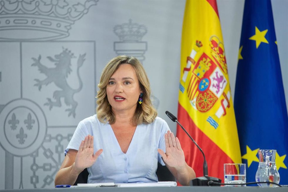 La ministra de Educación, Formación Profesional y Deporte y portavoz del Gobierno, Pilar Alegría, durante una rueda de prensa posterior a la reunión del Consejo de Ministros, en el Palacio de La Moncloa, a 26 de agosto de 2025, en Madrid (España). El Go