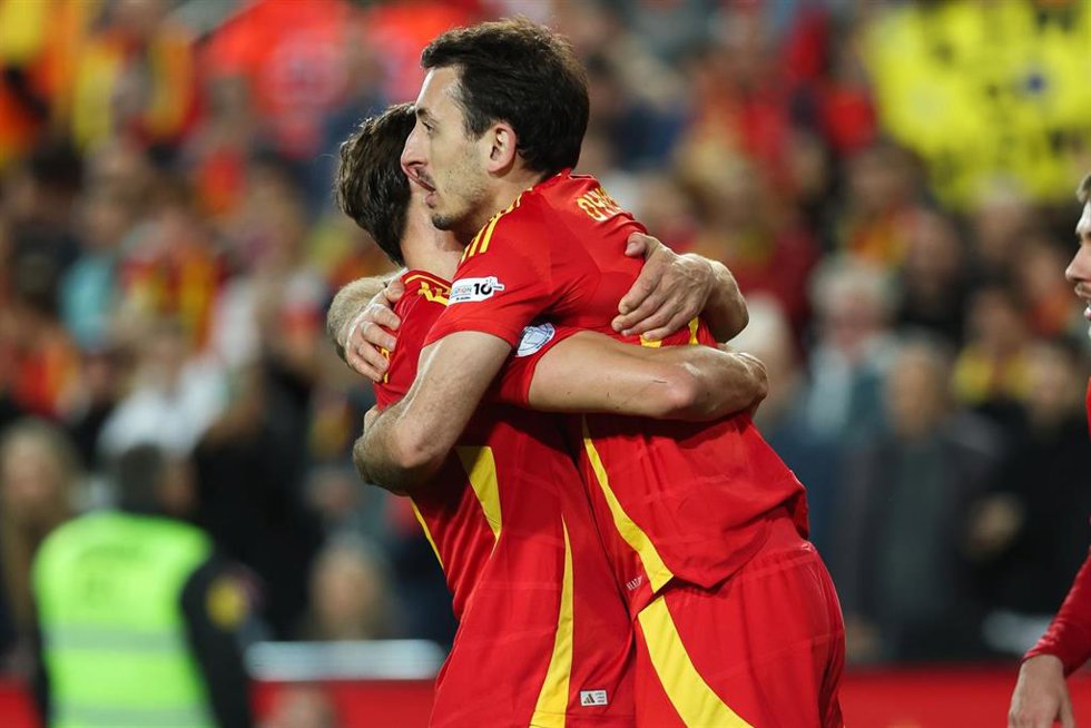 Archivo - El delantero de la selección español Mikel Oyarzabal celebrando un gol.