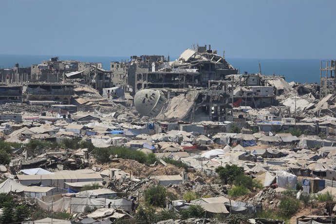 ARQUIVADO - 23 de agosto de 2025, Territórios Palestinos, Cidade de Gaza: Vista de tendas que abrigam palestinos deslocados pela ofensiva militar israelense, na Cidade de Gaza. Foto: Omar Ashtawy/APA Images via ZUMA Press Wire/dpa