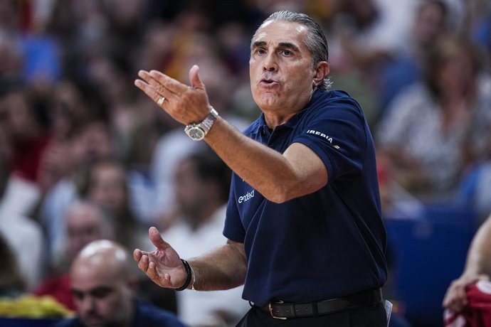Sergio Scariolo, técnico da Espanha, gesticula durante o Torneio Cidade de Madri, partida de basquete disputada entre Espanha e Alemanha na Arena de Madri, em 21 de agosto de 2025, em Madri, Espanha.