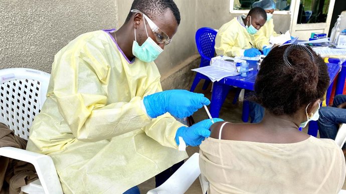 Archivo - BRAZZAVILLE, April 24, 2022  -- File photo taken on March 21, 2021 shows a medical worker vaccinating a local resident against the Ebola virus in North Kivu province, northeastern Democratic Republic of the Congo (DRC). DRC declared the 14th out