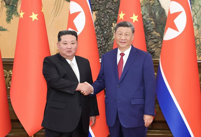 De izquierda a derecha: los líderes norcoreano, Kim Jong Un, y chino, Xi Jinping, en Pekín