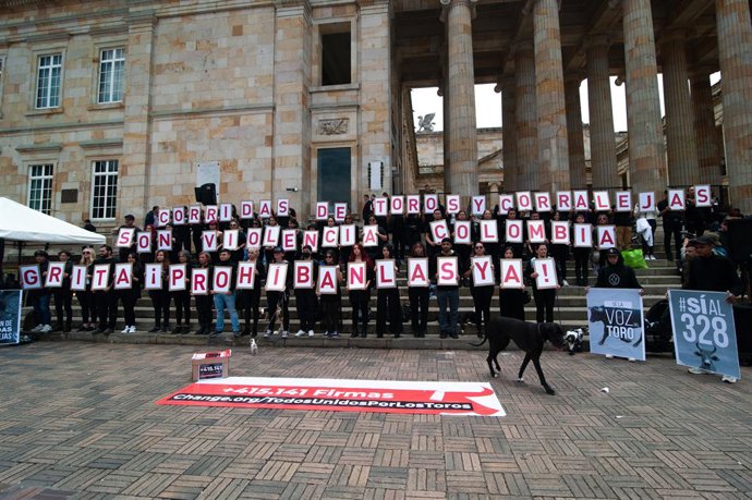 Archivo - 28 de março de 2023, Bogotá, Cundinamarca, Colômbia: Ativistas dos direitos dos animais participam de uma manifestação contra as touradas, exigindo a lei que proíbe eventos em que os animais são maltratados, em Bogotá, Colômbia, em 28 de março d