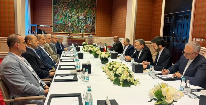 O ministro das Relações Exteriores do Irã, Abbas Araqchi, reúne-se com altos funcionários do Hamas no Catar