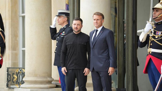 El presidente de Francia, Emmanuel Macron (d), recibe al presidente de Ucrania, Volodimir Zelenski (i), a su llegada a la reunión de la Coalición de Voluntarios por Ucrania, a 4 de septiembre de 2025, en París (Francia). La reunión es un encuentro interna