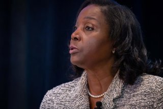 Archivo - October 1, 2024, Atlanta, Ga, United States of America: U.S. Federal Reserve Governor Lisa Cook delivers remarks during a discussion with Federal Reserve Bank of Atlanta President Bostic on AI, big data, and the path ahead for productivity, Octo