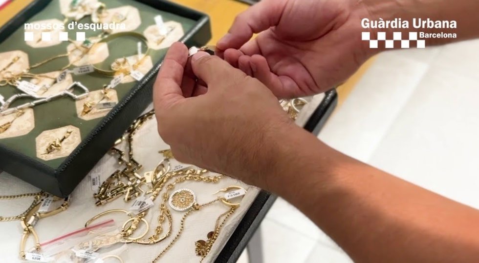 Mossos y Gurdia Urbana recuperan joyas, relojes y oro valorados en 600.000 euros en tiendas de compraventa en Barcelona