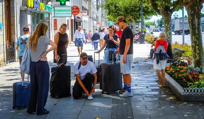 Turistas con maletas en el Paseo Pereda de Santander, a 10 de agosto de 2025, en Santander, Cantabria (España).