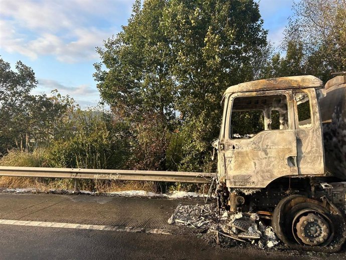 Camión cisterna quemado en la A-64.