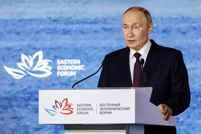 05 de setembro de 2025, Rússia, Vladivostok: Vladimir Putin, presidente da Rússia, discursa na sessão plenária do Fórum Econômico Oriental (EEF) de 2025 na Universidade Federal do Extremo Oriente na Ilha Russky. Foto: Vladimir Smirnov/TASS via ZUMA Press/