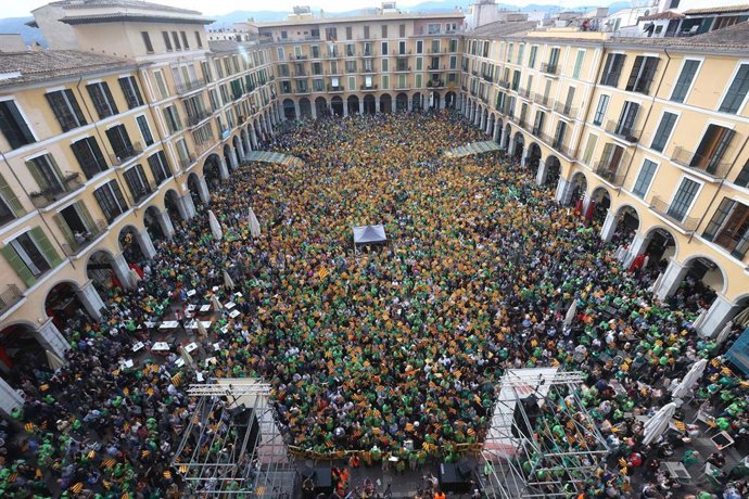 Archivo - Miles de personas durante una manifestación convocada por Obra Cultural Balear (OCB) contra las políticas de PP y VOX, a 5 de mayo de 2024, en Palma 