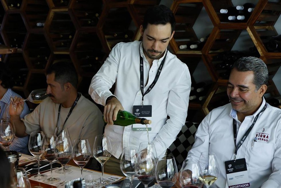 Personas participan en una cata de vinos en la Basque Wine en la ciudad de Guadalajara (México)
