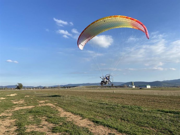 Archivo - Imagen de archivo de personas practicando parapente