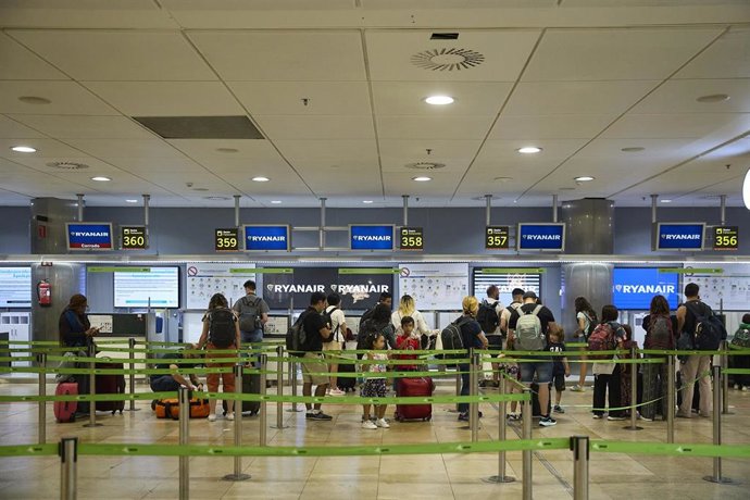 Un grupo de personas en el Aeropuerto Adolfo Suárez Madrid-Barajas