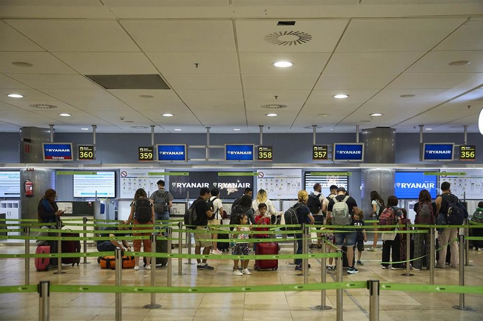 Un grupo de personas en el Aeropuerto Adolfo Suárez Madrid-Barajas