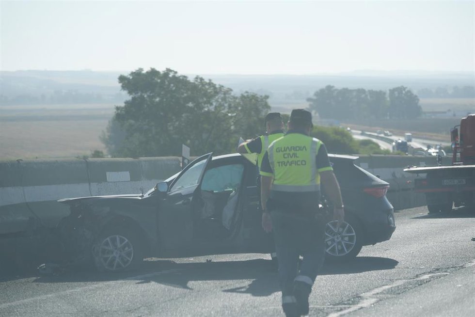 Cortes de tráfico en la A-4 a la altura de Carmona por accidente que moviliza un helicóptero sanitario.