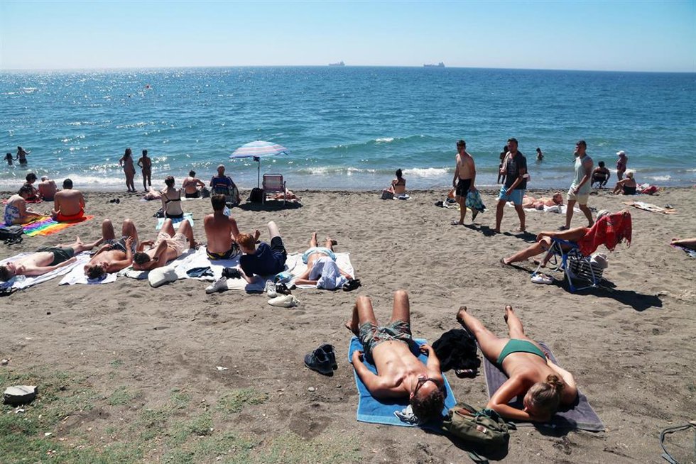 Archivo - Bañistas y turistas disfrutan de un día en la playa de La Malagueta, donde hoy se ha conocido la noticia que Reino Unido mantiene a España en ámbar y no la coloca en zona roja por Covid a 05 de agosto 2021 en Málaga (Andalucía)