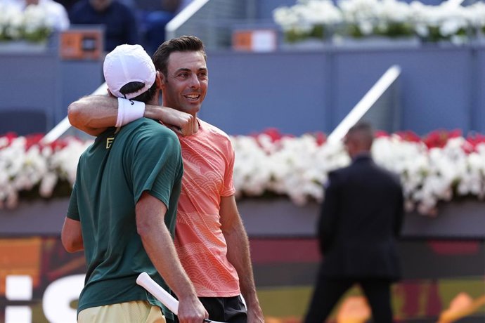 Archivo - Horacio Zeballos of Argentina and Marcel Granollers of Spain celebrate after winning the doubles against Marcelo Arevalo of El Salvador and Mate Pavic of Croatia during the Men Double’s Final of Mutua Madrid Open 2025 - ATP Masters 1000 celebrat