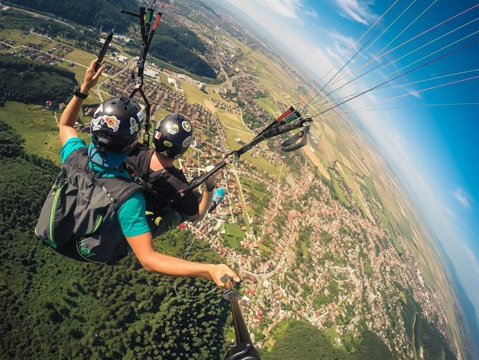 "Meu celular cai de 5.000 pés e o final é muito inesperado": encontrado intacto após um salto de paraquedas