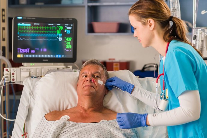 Archivo - Una enfermera atiende a un paciente. Foto archivo