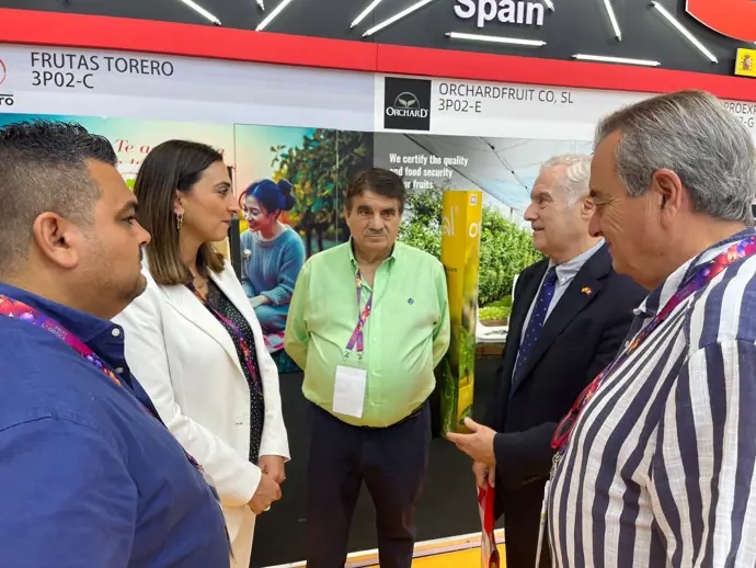 La consejera Sara Rubira en la feria Asia Fruit Logistica junto a la delegación regional y el cónsul general de España en Hong Kong, Manuel Aguirre de Cárcer.